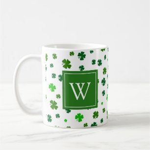 Caneca De Café Monograma Inicial de Shamrock Irlandês