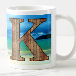 Caneca De Café Monograma inicial em madeira - Letra K, cena do oc