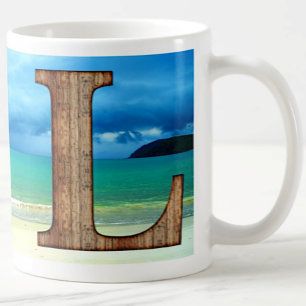 Caneca De Café Monograma inicial em madeira - Letra L praia oceân