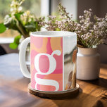 Caneca De Café Monograma moderno - Curvas Orgânicas Retroativas -<br><div class="desc">Um design moderno com curvas orgânicas em tons de rosa,  coral e tangerina. Personalize esta caneca de café com um monograma e foto. Para começar,  adicione uma foto para fazer um presente de excelente. Se precisar ajustar as fotos ou monogramas,  clique na ferramenta personalizar para fazer alterações.</div>