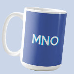 Caneca De Café Monograma Moderno Largura Inicial Azul-Sombra<br><div class="desc">Design inicial de monograma moderno minimalista que pode ser mudado para personalizar. Branco sobre fundo azul profundo com sombra de queda de efeito 3D de turquesa.</div>