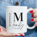 Caneca De Café Monograma moderno negro personalizado família de f<br><div class="desc">A família moderna monograma,  preto e branco monocromático,  na moda elegante,  presente de família correspondente. Ideal para reuniões familiares,  férias,  aniversário e festas de Natal.</div>