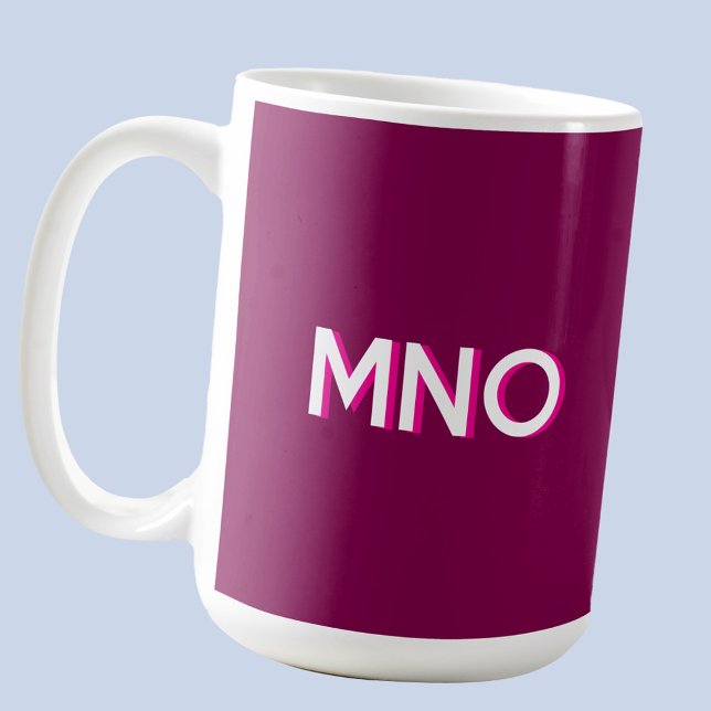 Caneca De Café Monograma Moderno - Queda Inicial - Cereja Escura  (Modern drop shadow typography personalized monogram initials coffee cup in dark cherry magenta pink)