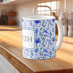Caneca De Café Monograma, padrão de Folhas Tropicais em Azul Coba