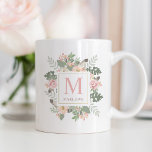 Caneca De Café Monograma Personalizado de Boho Floral Dourado Ros<br><div class="desc">Design de caneca de café personalizada no estilo Boho apresenta flores românticas de pénia, folhas botânicas e sotaques de penas de pássaros rústicos. Personalize com um monograma personalizado com um nome e uma letra inicial. O esquema de cores suaves inclui sombras primavera bonito de cor rosa, pêssego, creme, verde, cinza...</div>