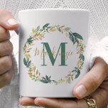 Caneca De Café Monograma Personalizado de Ferida Floral Dourada V<br><div class="desc">A natureza elegante inspirou um design de caneca de café personalizado que apresenta uma bela camada verde de aquarela com verde neutro, ouro e folhagem e flores coloridas de creme. Personalize com o nome do monograma personalizado e inicial. Faz um presente de excelente para as damas de honra e outros...</div>
