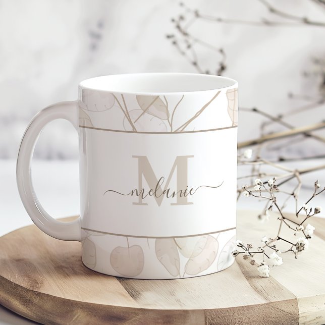 Caneca De Café Monograma personalizado de Lunaria neutra de Boho  (Boho Neutral Lunaria Custom Monogram and Name Mug on a sunny boho wooden kitchen table.)