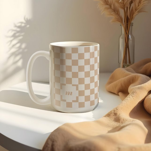 Caneca De Café Monograma Personalizado de Padrão Verificado Retro (Retro Tan Beige Chequered Pattern Custom Monogram Coffee Mug)