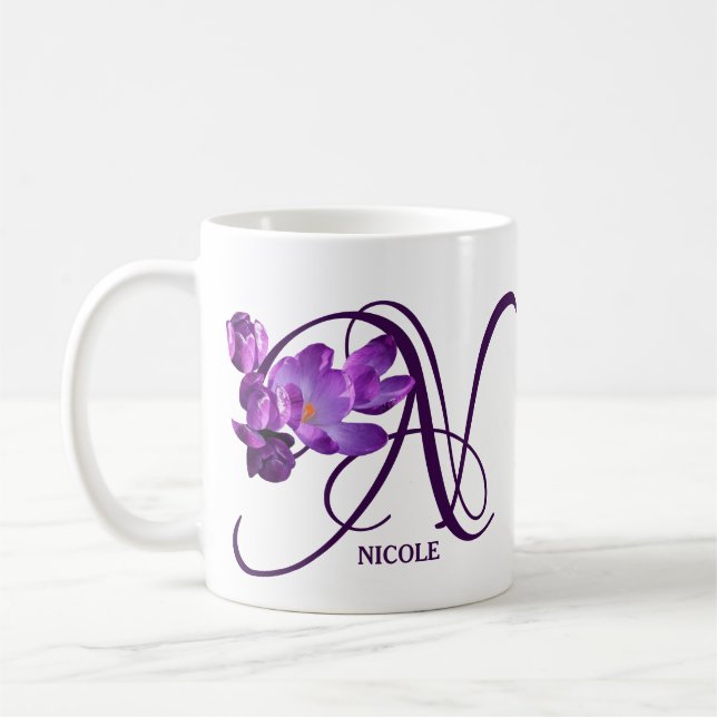 Caneca De Café Monograma personalizável de Nicole floral roxa (Esquerda)