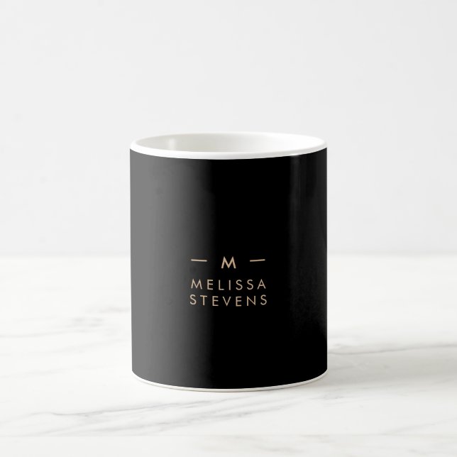Caneca De Café Monograma preto Dourado | Moderno Elegante Chic (Centro)