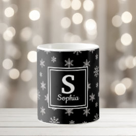 Caneca De Café Monograma preto em flocos de neve brancos de Natal