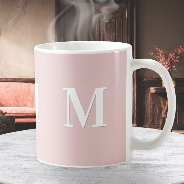 Caneca De Café Monograma Rosa Elegante (A stylish pink coffee mug, personalized with white monogram initial)