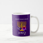 Caneca De Café Monograma Roxo HANUKKAH<br><div class="desc">Uma lágrima de café HANUKKAH, elegante, na moda púrpura, desenhada com uma falsa menorah dourada, estrela colorida de David e sonho prateado mais MONOGRAM PERSONALIZÁVEL e GREETING em hebraico, para que possa adicionar suas iniciais e criar sua própria saudação. Há um padrão sutil da Estrela de David no fundo. Especialmente...</div>