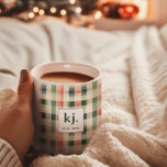 Caneca De Café Monograma Suave Evergreen Gingham<br><div class="desc">Adicione um toque de estilo personalizado à sua rotina matinal com esta elegante Tumba de café Soft Evergreen Gingham Monograma. Apresentando um padrão de gingham de eterno em matizes verdes, vermelhos e borbulhantes, esta caneca clássica é perfeita para se aconchegar com sua bebida favorita. O design de monograma personalizável faz...</div>