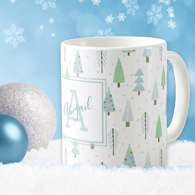 Caneca De Café Monograma Verde Azul das Árvores de Natal Moderno (Criador carregado)