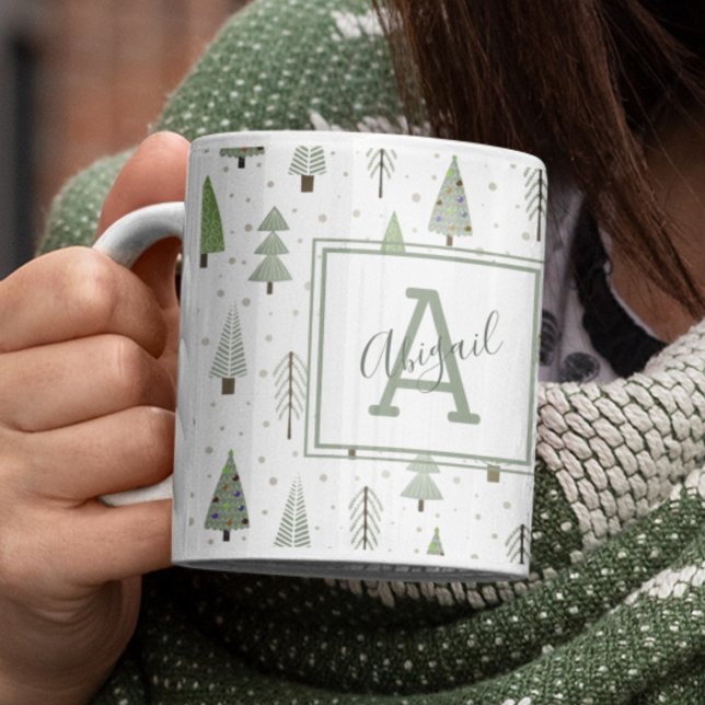 Caneca De Café Monograma Verde de Árvores de Natal Modernas (Criador carregado)