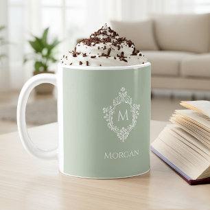 Caneca De Café Monograma Verde Salvia Elegante Crista Inicial