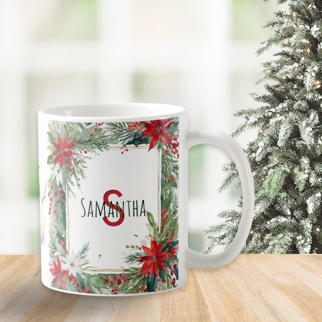 Caneca De Café Monogramas Elegante Natal Botânico (A Christmas mug with monogram and elegant red and green winter botanicals)