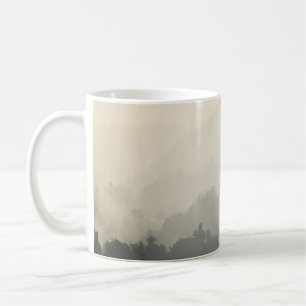 CANECA DE CAFÉ MONTANHA ARREDONDADA POR ÁRVORES