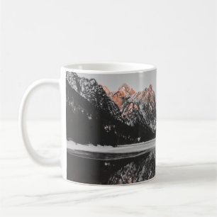 CANECA DE CAFÉ MONTANHA BESIDE LAKE