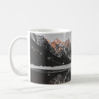 CANECA DE CAFÉ MONTANHA BESIDE LAKE