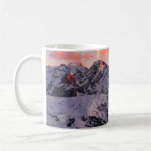 CANECA DE CAFÉ MONTANHA COBERTA DE NEVE SOB PELE NUVEM DURANTE O