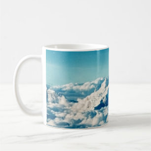 Caneca De Café Montanhas Himalaias em Nuvens Céu Azul
