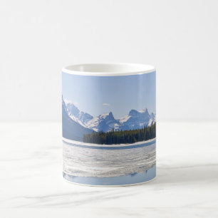 Caneca De Café Montanhas rochosas refletindo em Maligne Lake