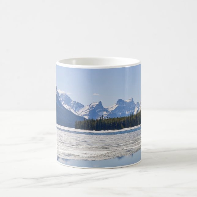 Caneca De Café Montanhas rochosas refletindo no lago de Maligne (Centro)