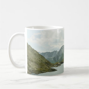 CANECA DE CAFÉ MONTANHAS VERDES E MARINHAS PERTO DO CORPO DE ÁGU
