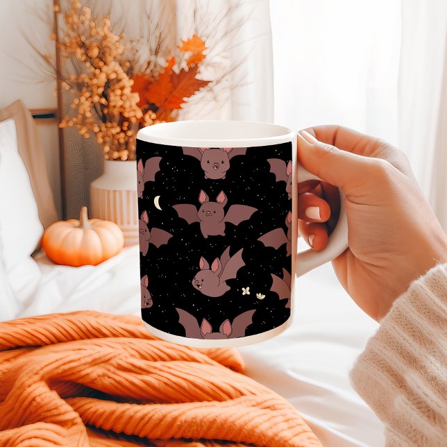 Caneca De Café Morcegos roxos fofos de Halloween no céu noturno (Criador carregado)