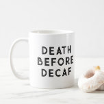 Caneca De Café Morte Antes Do Decaf Funny Typoographic Mug<br><div class="desc">Esta caneca engraçada apresenta a tipografia moderna e a simples,  mas humorística,  frase "morte antes da morte". Um presente de excelente para qualquer pessoa,  mas especialmente para um bebedor de cafeína!</div>