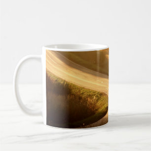 Caneca De Café Motorcycle on countryside road at autumn evening.
