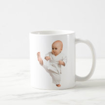 Mug bébé karatéka dans son kimono blanc.