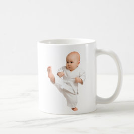 Caneca De Café Mug bébé karatéka dans son kimono blanc.