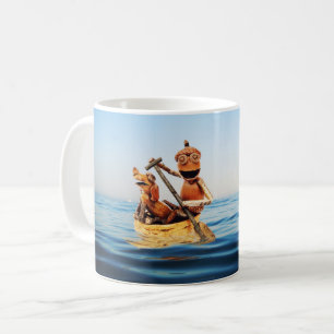 Caneca De Café Mug com elfo de bolota no barco no mar