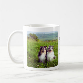 Caneca De Café Mug com prateleiras em um campo