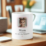 Caneca De Café Mug de Foto da Mãe Personalizada | Você É Meu Favo<br><div class="desc">Faça Mãe dia com esta adorável caneca personalizada com a fotografia do seu filho e a mensagem sincera: "Mãe - você é o meu favorito." Um presente perfeito para o Dia das Mães, seu aniversário, ou só porque. Este elegante design inclui um quadro rosa macio ao redor da sua foto...</div>