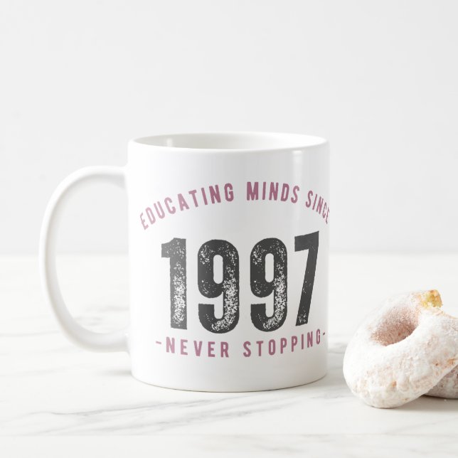 Caneca De Café Mug - 'Educating Minds Since 1997 Never Stopping'  (Com Donut)