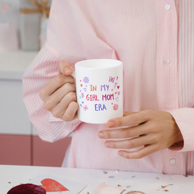 Caneca De Café Mug in my girl mom era CRAYON (Criador carregado)