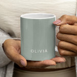 Caneca De Café Mug Personalizado de Cor de Cinza Verde Personaliz<br><div class="desc">Comece seu dia com elegância usando esta caneca personalizada de cor de cinza verde personalizada. Apresentando um sofisticado tom de cinza verde com um nome personalizável, esta caneca adiciona um toque exclusivo e pessoal aos momentos de café ou chá. Perfeito para uso em casa ou no escritório, o elegante e...</div>