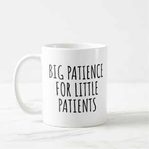 CANECA DE CAFÉ MUITA PACIÊNCIA PARA PEQUENOS PACIENTES