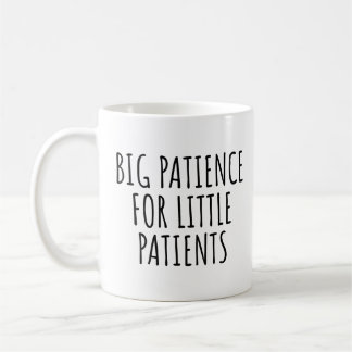 CANECA DE CAFÉ MUITA PACIÊNCIA PARA PEQUENOS PACIENTES