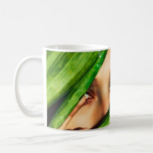 Caneca De Café Mulher atrás das folhas verdes