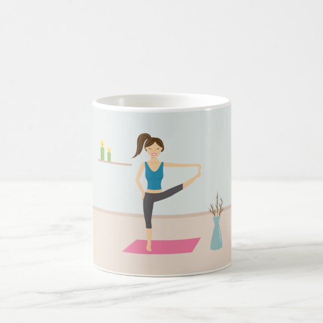 Caneca De Café Mulher bonito Praticando Yoga Em Uma Sala De Na mo (Centro)