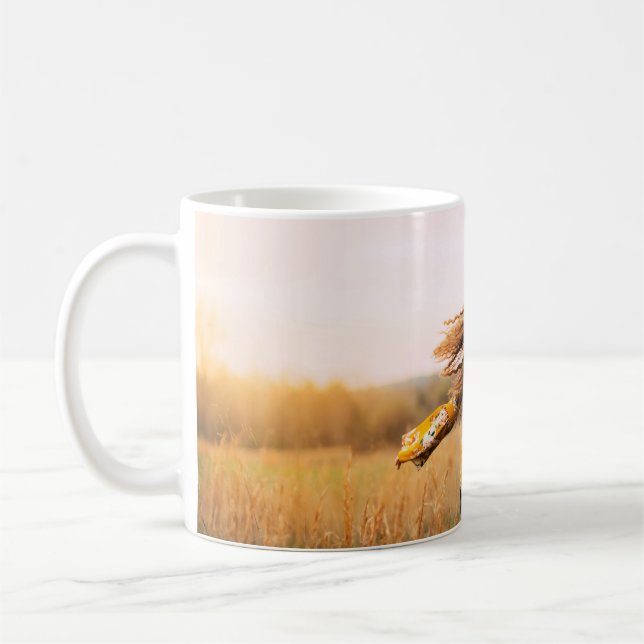 Caneca De Café Mulher caminhando no campo de dia (Esquerda)