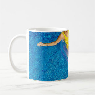 Caneca De Café Mulher cavalgando boia flutuante de plástico no c
