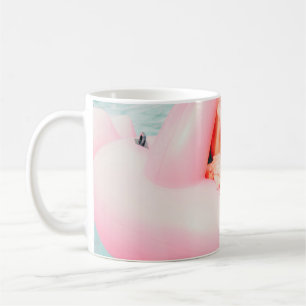 Caneca De Café Mulher com flamingo inflável rosa na piscina exter