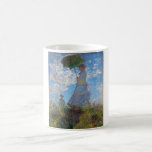 Caneca De Café Mulher com Parasol, Monet<br><div class="desc">Oscar-Claude Monet (14 de novembro de 1840 - 5 de dezembro de 1926) era pintor francês, fundador da pintura impressionista francesa e o praticante mais consistente e prolífico da filosofia do movimento de expressar as suas percepções antes da natureza, especialmente quando aplicada à pintura da paisagem aérea. O termo "Impressionismo"...</div>