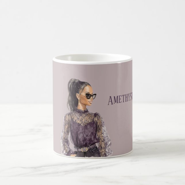 Caneca De Café Mulher de Cabelo Preto Blusa de Renda Roxa Óculos  (Centro)